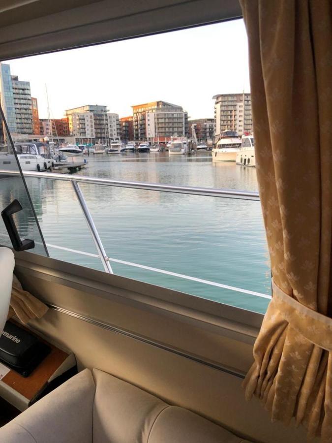 Luxury 40 Foot Yacht On 5 Star Ocean Village Marina Southampton - Minutes Away From City Centre And Cruise Terminals - Free Parking Included 外观 照片