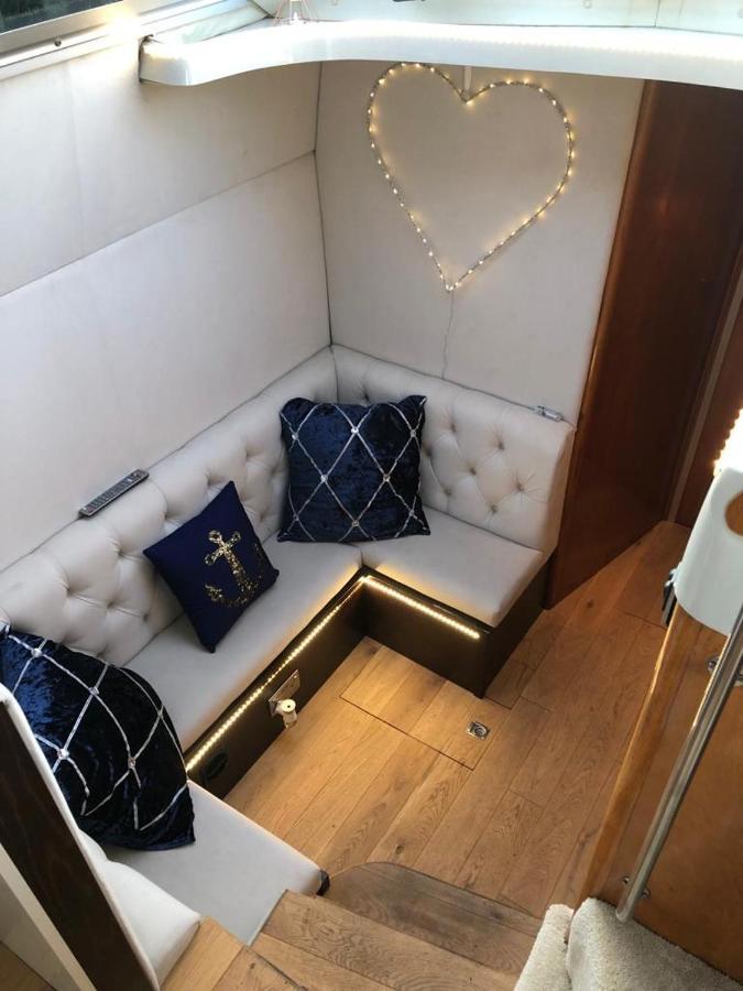 Luxury 40 Foot Yacht On 5 Star Ocean Village Marina Southampton - Minutes Away From City Centre And Cruise Terminals - Free Parking Included 外观 照片