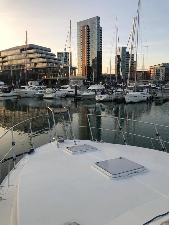 Luxury 40 Foot Yacht On 5 Star Ocean Village Marina Southampton - Minutes Away From City Centre And Cruise Terminals - Free Parking Included 外观 照片