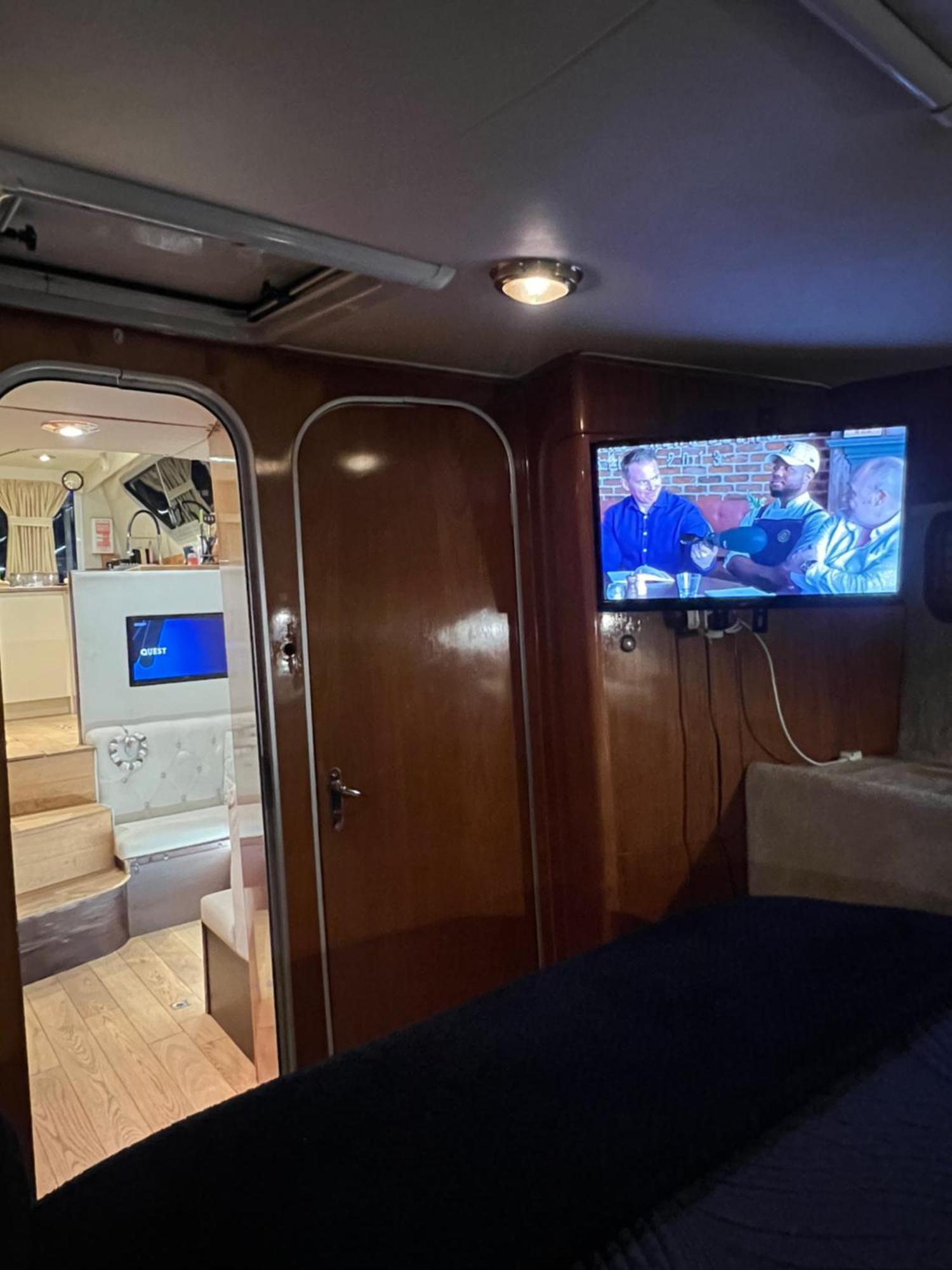 Luxury 40 Foot Yacht On 5 Star Ocean Village Marina Southampton - Minutes Away From City Centre And Cruise Terminals - Free Parking Included 外观 照片